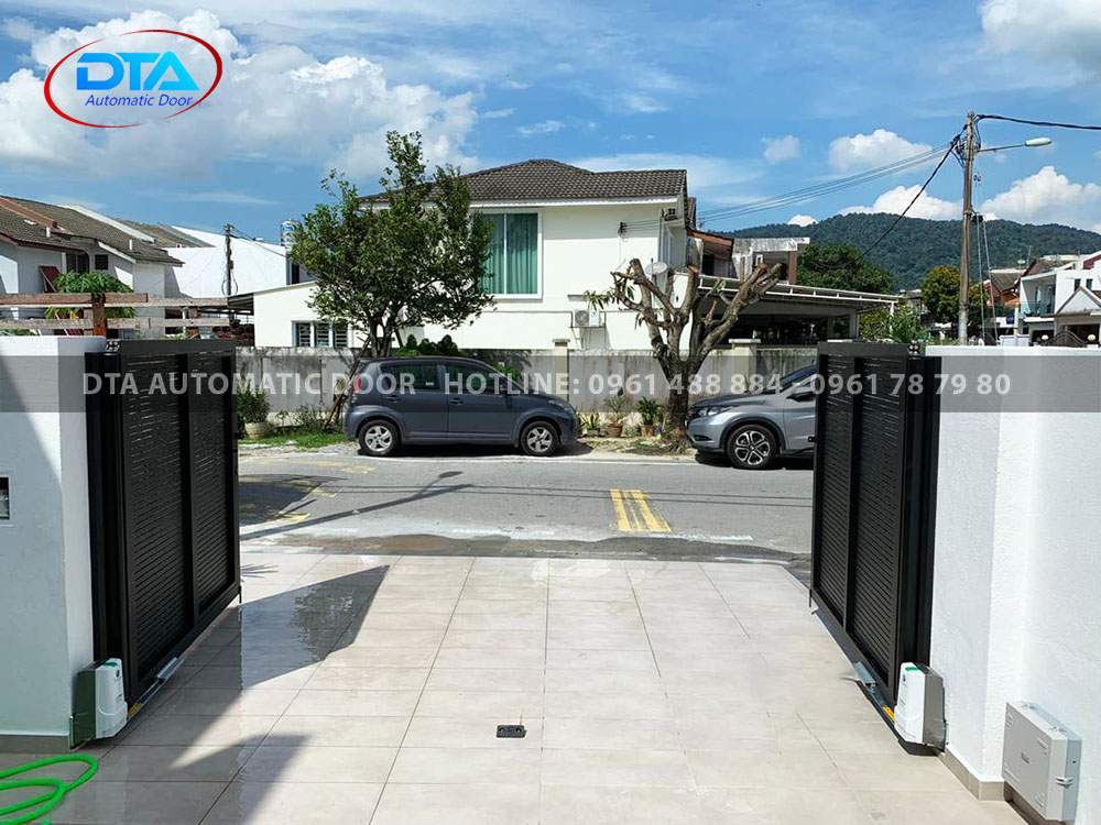 cua tu dong gia re 13